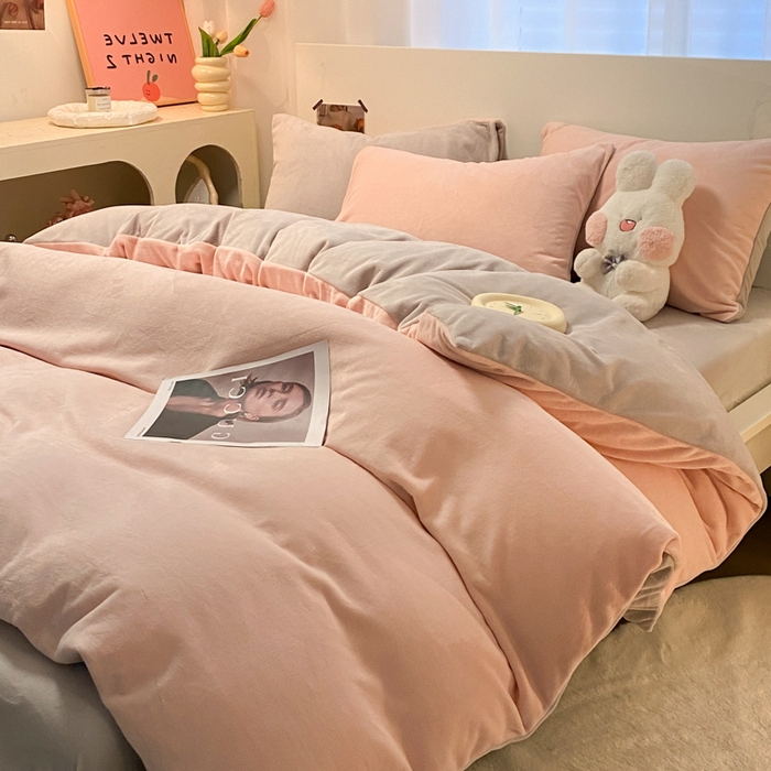 91家纺网 家纺一手货源 找家纺 顺兴家居 2025新款简约纯色双拼牛奶绒四件套（风格二） 粉玉+浅灰