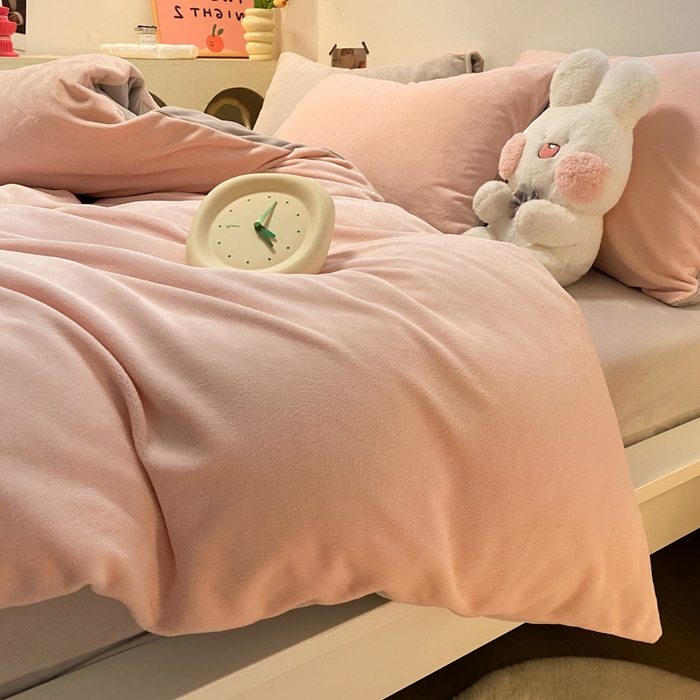 91家纺网 家纺一手货源 找家纺 顺兴家居 2025新款简约纯色双拼牛奶绒四件套（风格二） 粉玉+浅灰