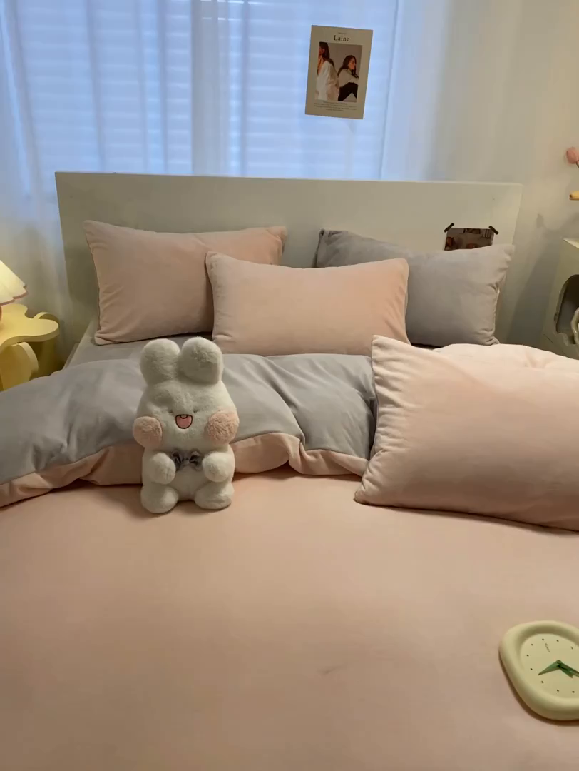 91家纺网 家纺一手货源 找家纺 顺兴家居 2025新款简约纯色双拼牛奶绒四件套（风格二） 粉玉+浅灰