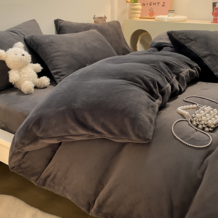 91家纺网 家纺一手货源 找家纺 顺兴家居 2025新款简约纯色双拼牛奶绒四件套（风格二） 高级灰