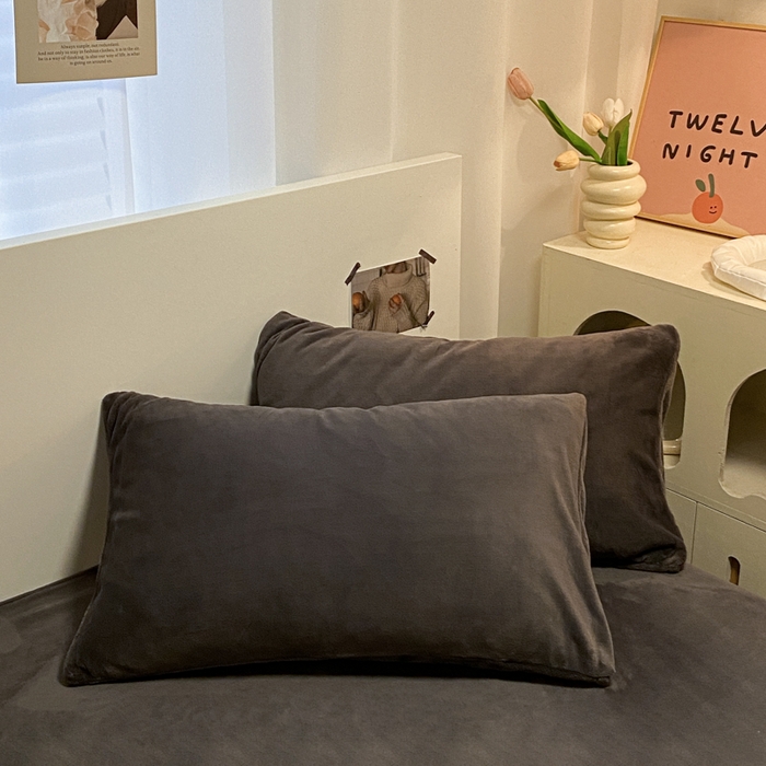 91家纺网 家纺一手货源 找家纺 顺兴家居 2025新款简约纯色双拼牛奶绒四件套（风格二） 高级灰