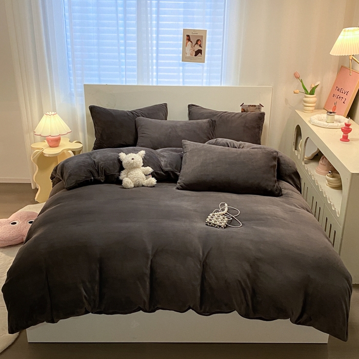 91家纺网 家纺一手货源 找家纺 顺兴家居 2025新款简约纯色双拼牛奶绒四件套（风格二） 高级灰