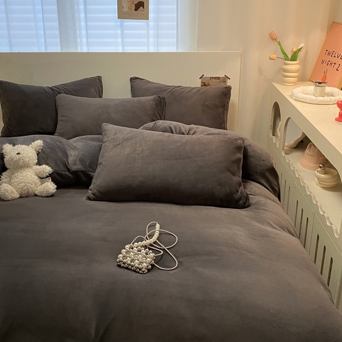 91家纺网 家纺一手货源 找家纺 顺兴家居 2025新款简约纯色双拼牛奶绒四件套（风格二） 高级灰