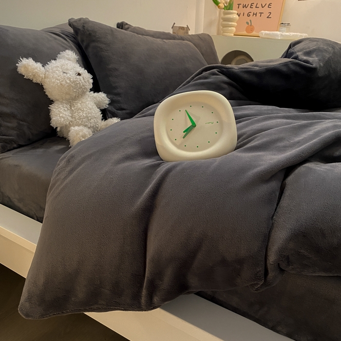 91家纺网 家纺一手货源 找家纺 顺兴家居 2025新款简约纯色双拼牛奶绒四件套（风格二） 高级灰