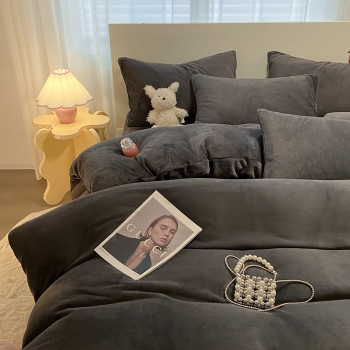 91家纺网 家纺一手货源 找家纺 顺兴家居 2025新款简约纯色双拼牛奶绒四件套（风格二） 高级灰