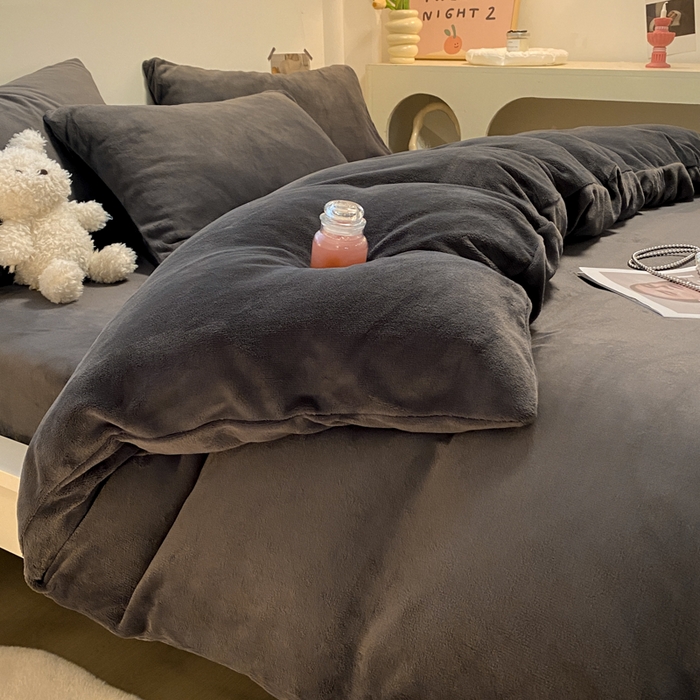 91家纺网 家纺一手货源 找家纺 顺兴家居 2025新款简约纯色双拼牛奶绒四件套（风格二） 高级灰