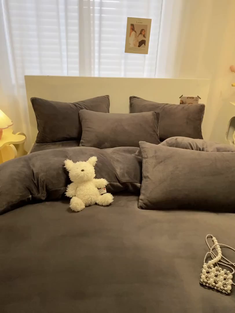 91家纺网 家纺一手货源 找家纺 顺兴家居 2025新款简约纯色双拼牛奶绒四件套（风格二） 高级灰