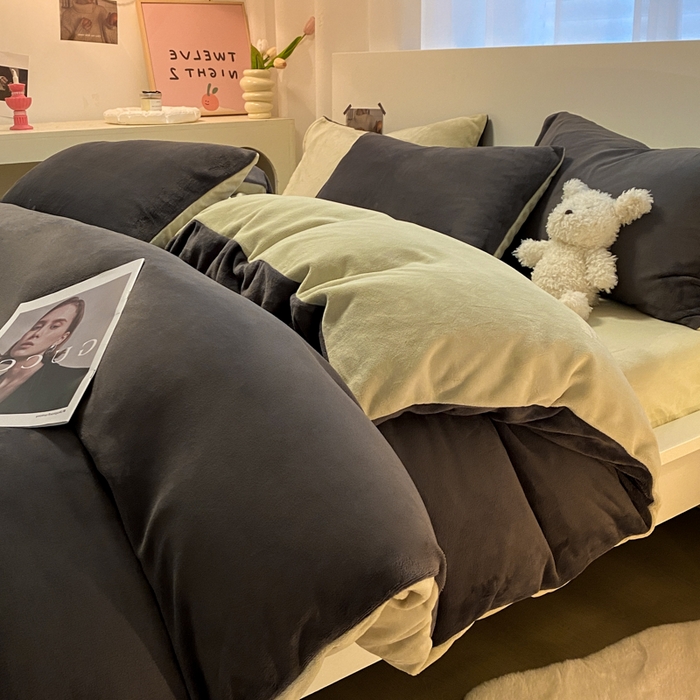 91家纺网 家纺一手货源 找家纺 顺兴家居 2025新款简约纯色双拼牛奶绒四件套（风格二） 高级灰+果绿