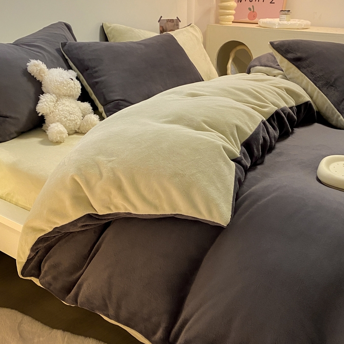 91家纺网 家纺一手货源 找家纺 顺兴家居 2025新款简约纯色双拼牛奶绒四件套（风格二） 高级灰+果绿