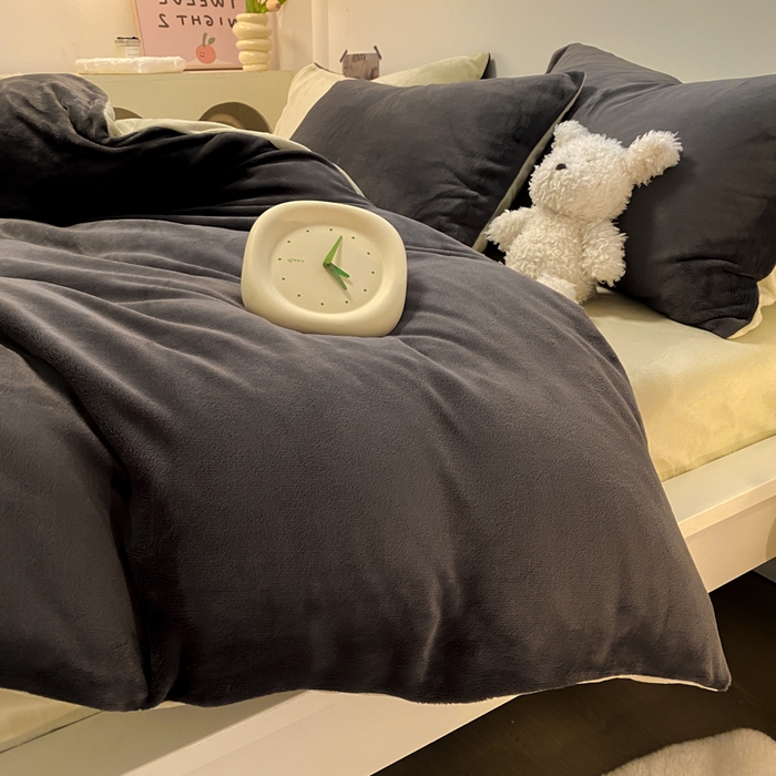 91家纺网 家纺一手货源 找家纺 顺兴家居 2025新款简约纯色双拼牛奶绒四件套（风格二） 高级灰+果绿