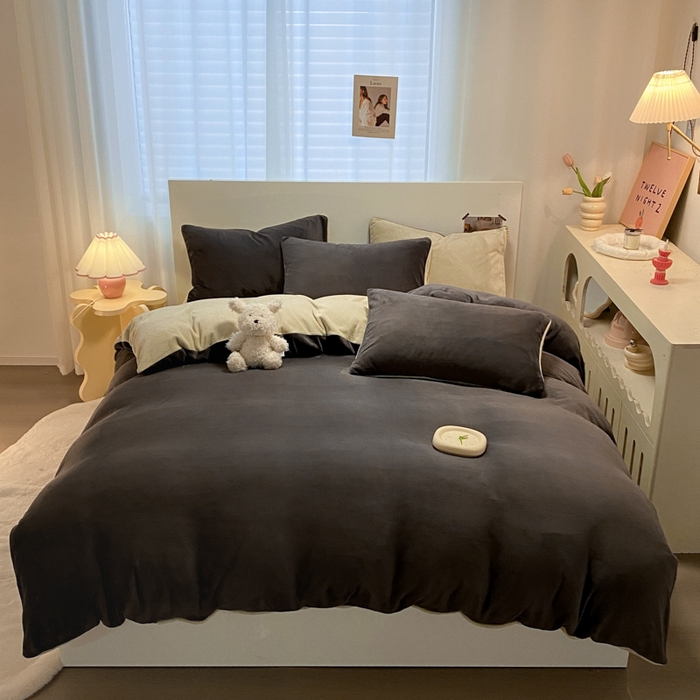 91家纺网 家纺一手货源 找家纺 顺兴家居 2025新款简约纯色双拼牛奶绒四件套（风格二） 高级灰+果绿