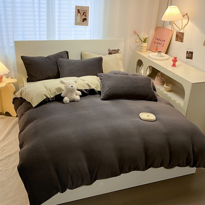 91家纺网 家纺一手货源 找家纺 顺兴家居 2025新款简约纯色双拼牛奶绒四件套（风格二） 高级灰+果绿