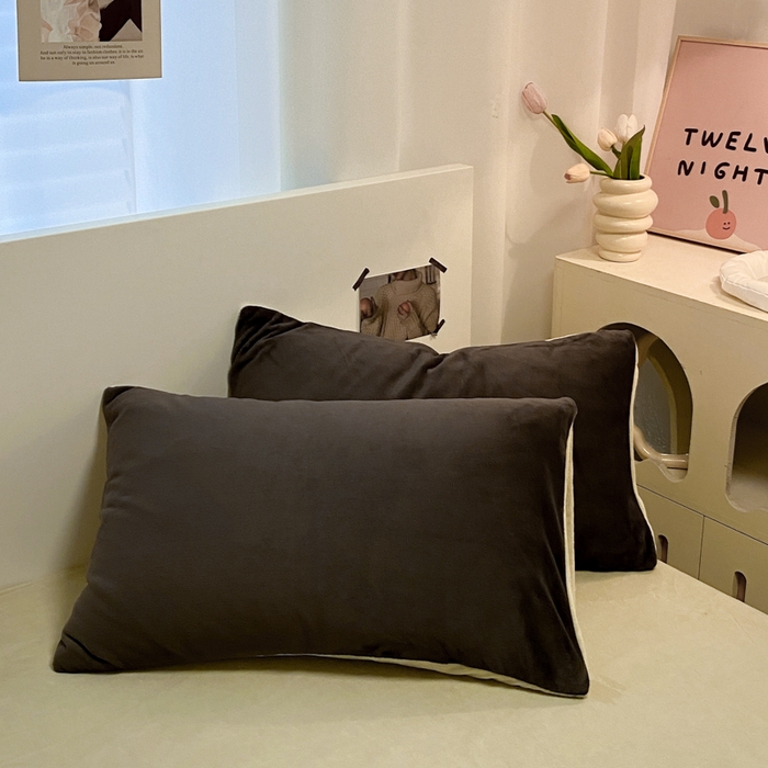 91家纺网 家纺一手货源 找家纺 顺兴家居 2025新款简约纯色双拼牛奶绒四件套（风格二） 高级灰+果绿