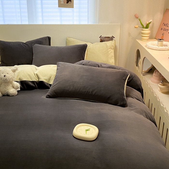 91家纺网 家纺一手货源 找家纺 顺兴家居 2025新款简约纯色双拼牛奶绒四件套（风格二） 高级灰+果绿