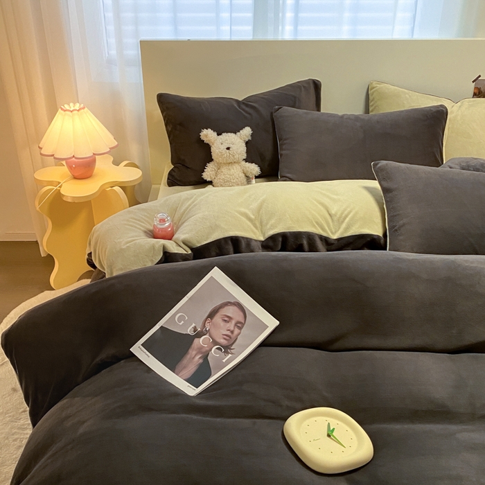 91家纺网 家纺一手货源 找家纺 顺兴家居 2025新款简约纯色双拼牛奶绒四件套（风格二） 高级灰+果绿