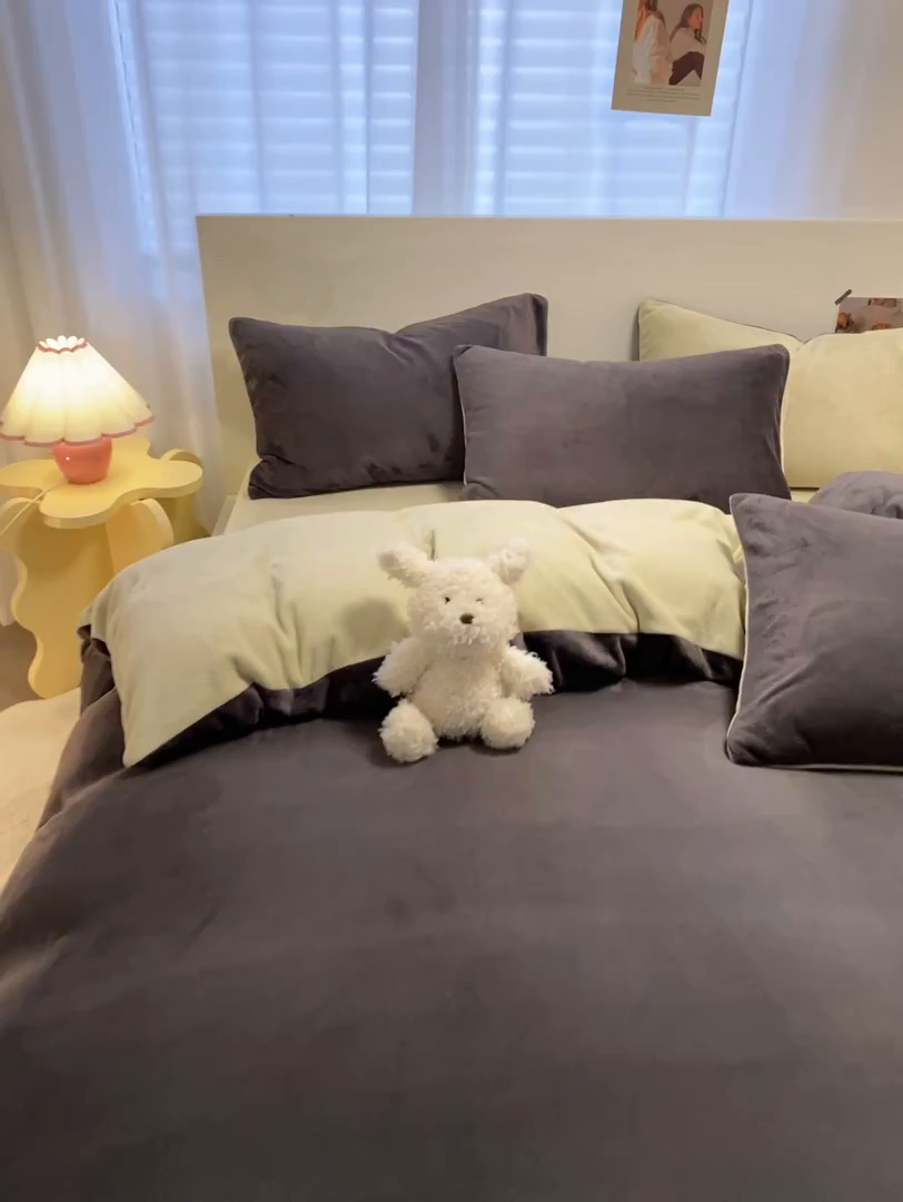 91家纺网 家纺一手货源 找家纺 顺兴家居 2025新款简约纯色双拼牛奶绒四件套（风格二） 高级灰+果绿