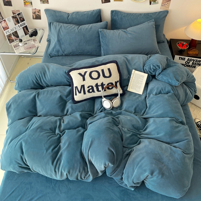 91家纺网 家纺一手货源 找家纺 顺兴家居 2025新款简约纯色双拼牛奶绒四件套（风格一） 宾利蓝