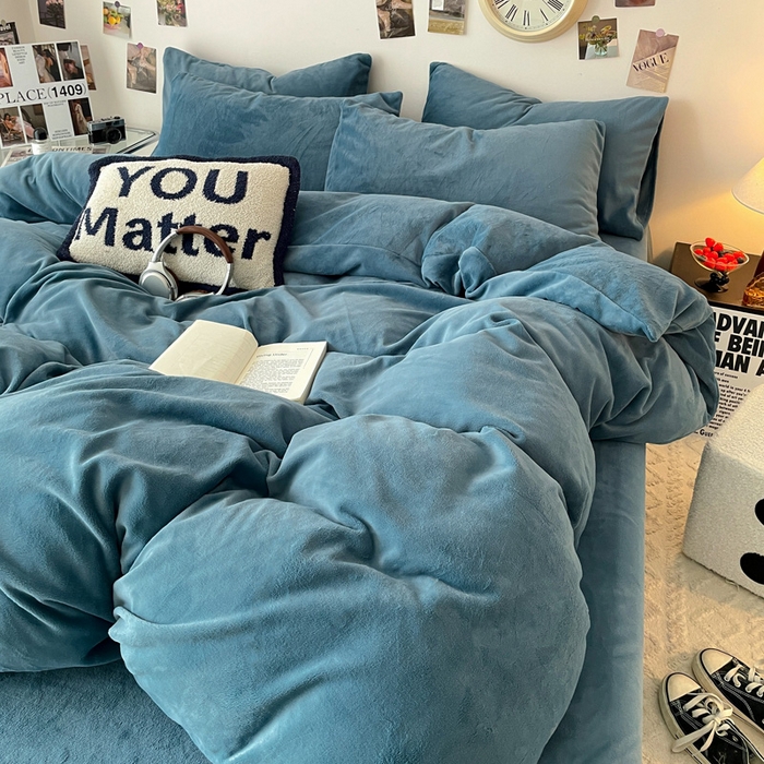 91家纺网 家纺一手货源 找家纺 顺兴家居 2025新款简约纯色双拼牛奶绒四件套（风格一） 宾利蓝