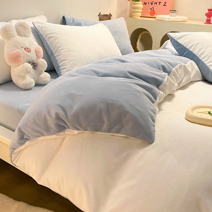 91家纺网 家纺一手货源 找家纺 顺兴家居 2025新款简约纯色双拼牛奶绒四件套（风格二） 奶白+婴儿蓝