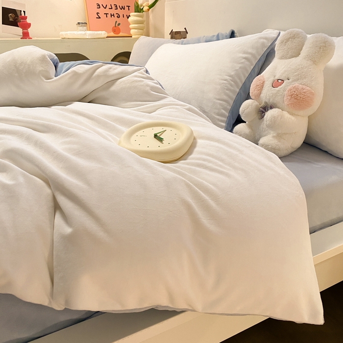 91家纺网 家纺一手货源 找家纺 顺兴家居 2025新款简约纯色双拼牛奶绒四件套（风格二） 奶白+婴儿蓝