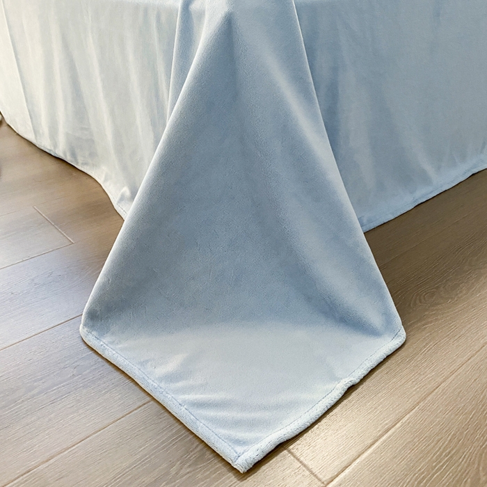 91家纺网 家纺一手货源 找家纺 顺兴家居 2025新款简约纯色双拼牛奶绒四件套（风格二） 奶白+婴儿蓝