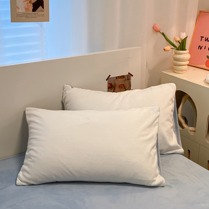 91家纺网 家纺一手货源 找家纺 顺兴家居 2025新款简约纯色双拼牛奶绒四件套（风格二） 奶白+婴儿蓝