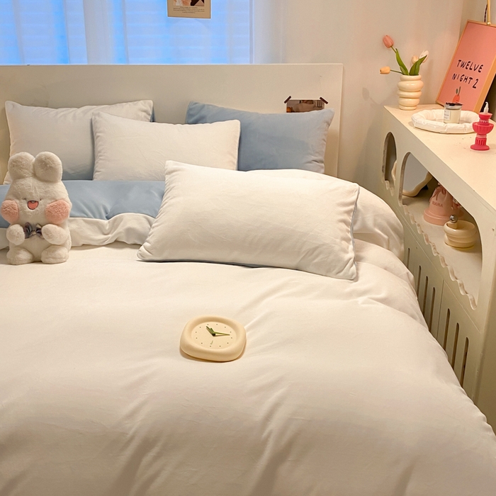 91家纺网 家纺一手货源 找家纺 顺兴家居 2025新款简约纯色双拼牛奶绒四件套（风格二） 奶白+婴儿蓝