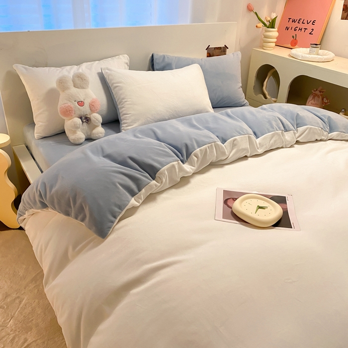 91家纺网 家纺一手货源 找家纺 顺兴家居 2025新款简约纯色双拼牛奶绒四件套（风格二） 奶白+婴儿蓝