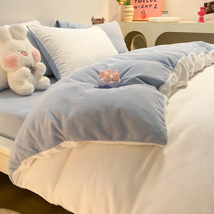 91家纺网 家纺一手货源 找家纺 顺兴家居 2025新款简约纯色双拼牛奶绒四件套（风格二） 奶白+婴儿蓝
