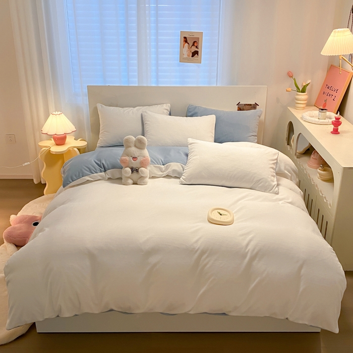 91家纺网 家纺一手货源 找家纺 顺兴家居 2025新款简约纯色双拼牛奶绒四件套（风格二） 奶白+婴儿蓝