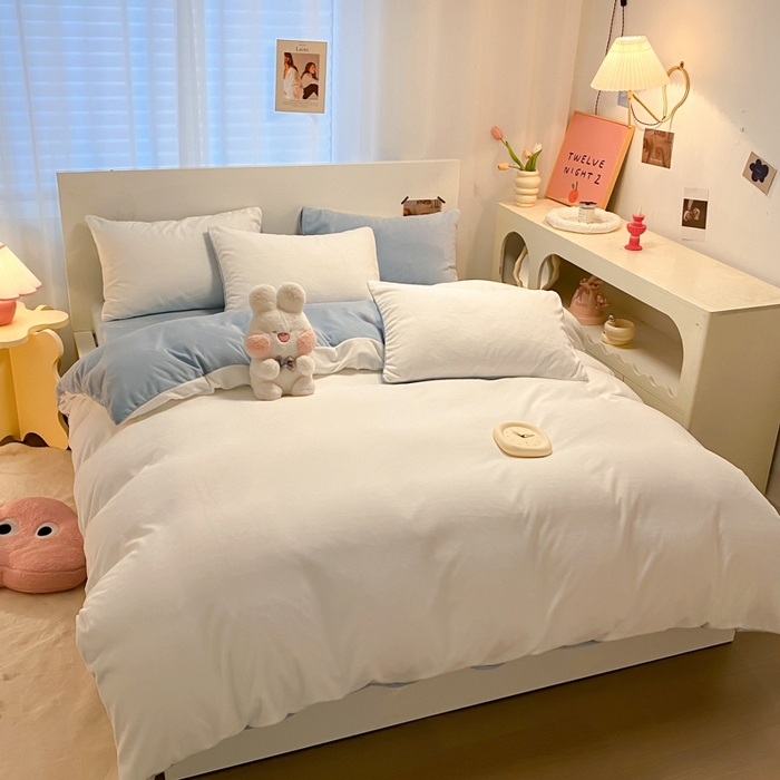 91家纺网 家纺一手货源 找家纺 顺兴家居 2025新款简约纯色双拼牛奶绒四件套（风格二） 奶白+婴儿蓝