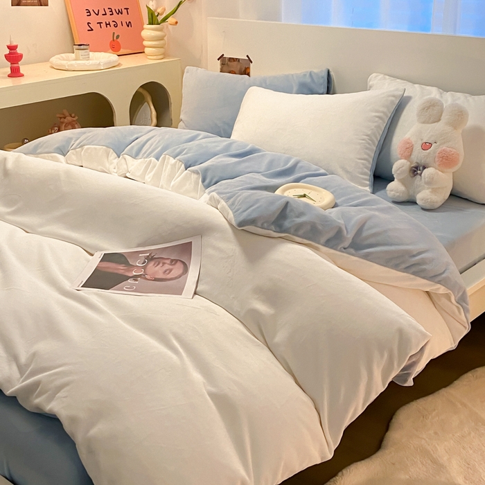 91家纺网 家纺一手货源 找家纺 顺兴家居 2025新款简约纯色双拼牛奶绒四件套（风格二） 奶白+婴儿蓝