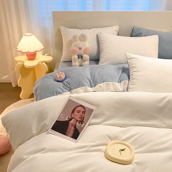 91家纺网 家纺一手货源 找家纺 顺兴家居 2025新款简约纯色双拼牛奶绒四件套（风格二） 奶白+婴儿蓝