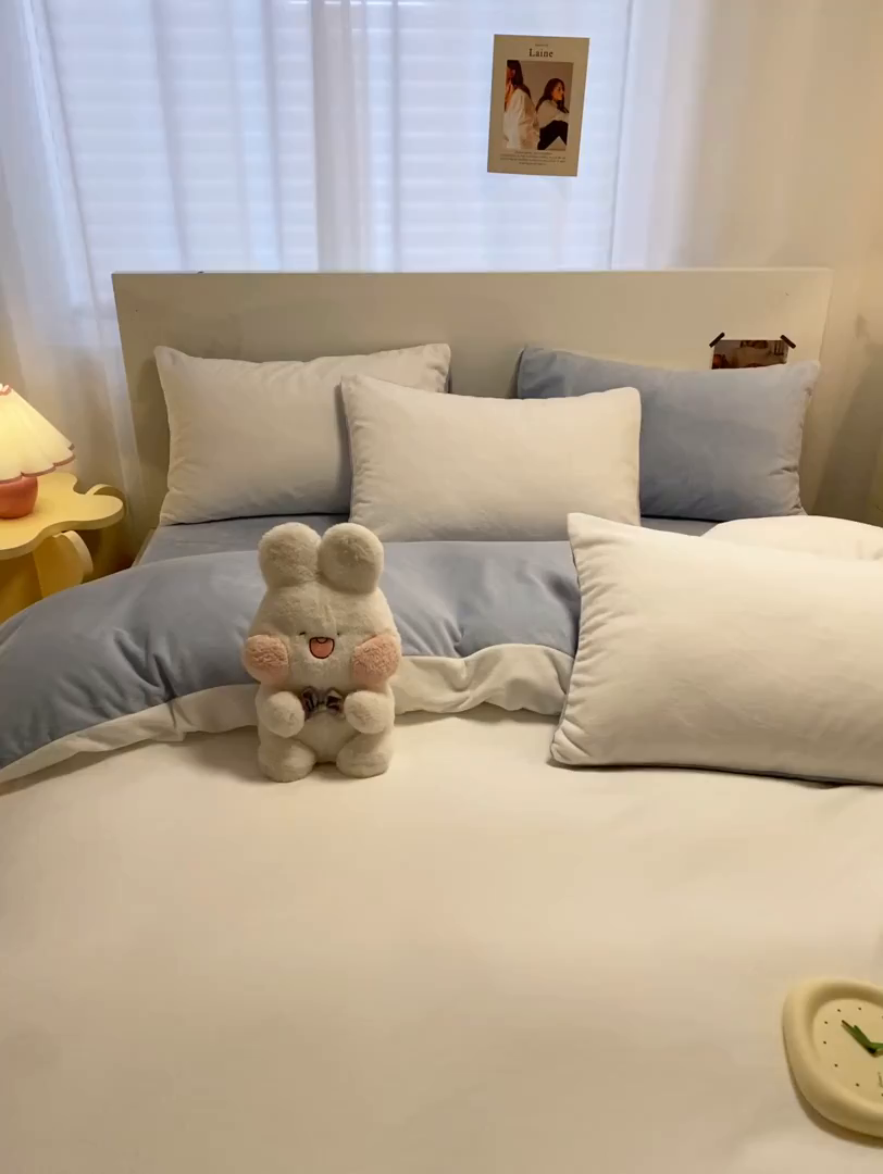 91家纺网 家纺一手货源 找家纺 顺兴家居 2025新款简约纯色双拼牛奶绒四件套（风格二） 奶白+婴儿蓝