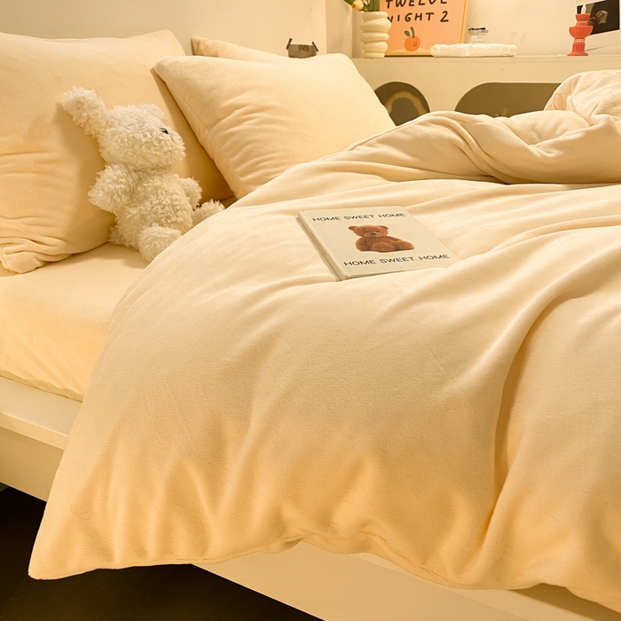 91家纺网 家纺一手货源 找家纺 顺兴家居 2025新款简约纯色双拼牛奶绒四件套（风格二） 奶昔黄