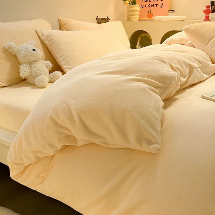 91家纺网 家纺一手货源 找家纺 顺兴家居 2025新款简约纯色双拼牛奶绒四件套（风格二） 奶昔黄