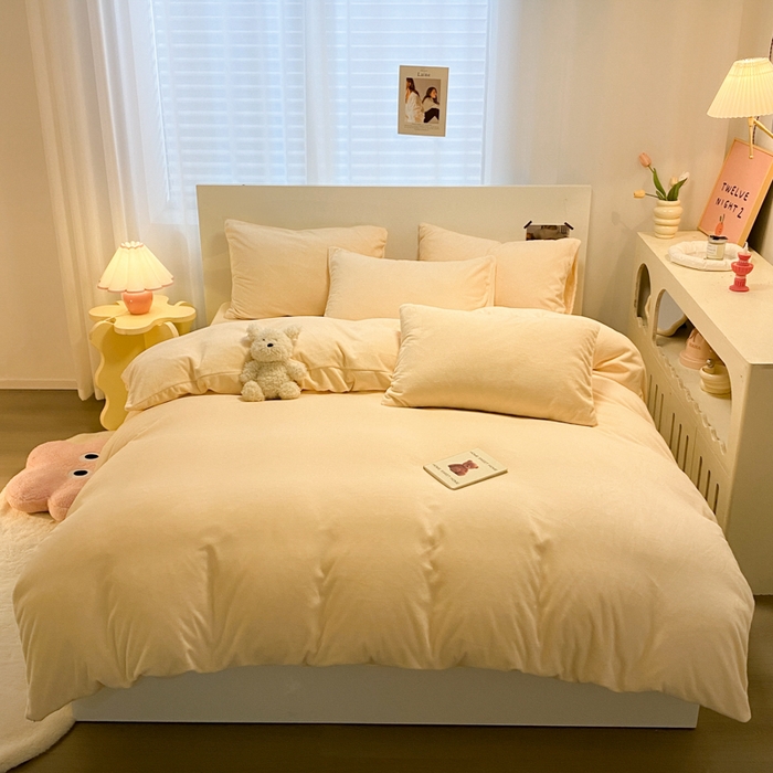 91家纺网 家纺一手货源 找家纺 顺兴家居 2025新款简约纯色双拼牛奶绒四件套（风格二） 奶昔黄
