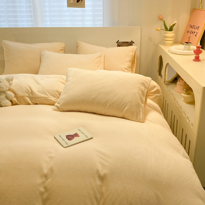91家纺网 家纺一手货源 找家纺 顺兴家居 2025新款简约纯色双拼牛奶绒四件套（风格二） 奶昔黄