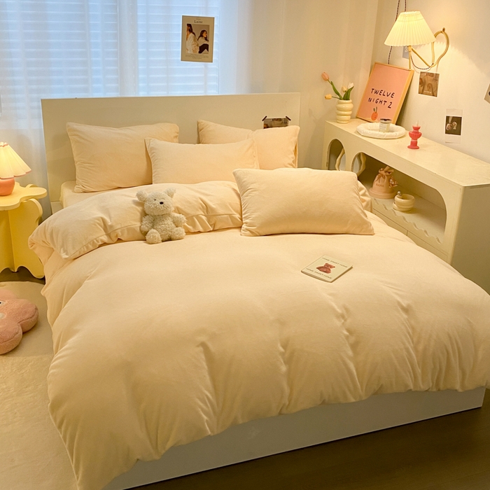91家纺网 家纺一手货源 找家纺 顺兴家居 2025新款简约纯色双拼牛奶绒四件套（风格二） 奶昔黄