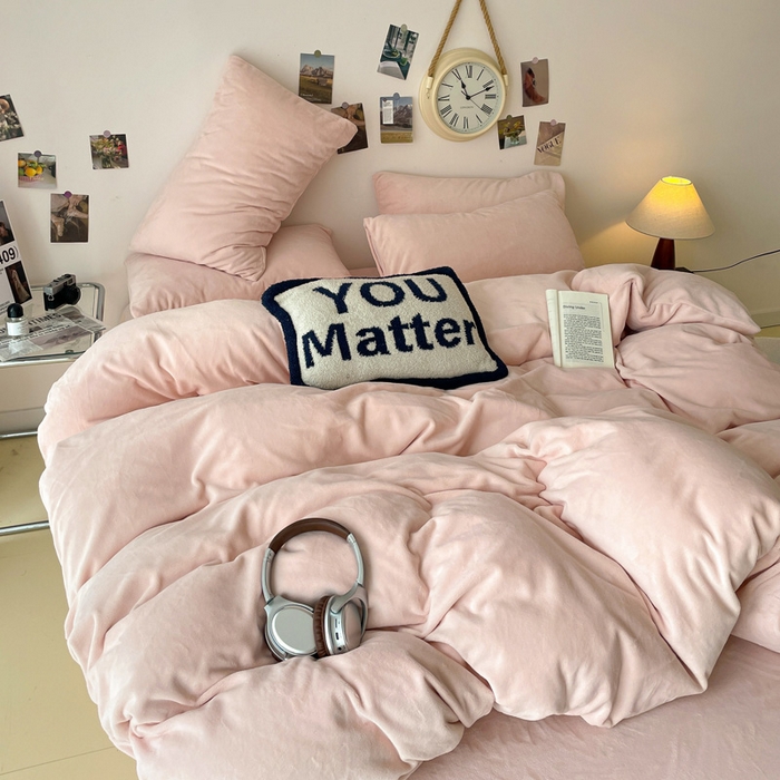 91家纺网 家纺一手货源 找家纺 顺兴家居 2025新款简约纯色双拼牛奶绒四件套（风格一） 粉玉