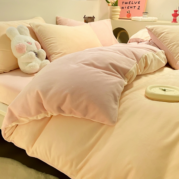 91家纺网 家纺一手货源 找家纺 顺兴家居 2025新款简约纯色双拼牛奶绒四件套（风格二） 奶昔黄+粉玉