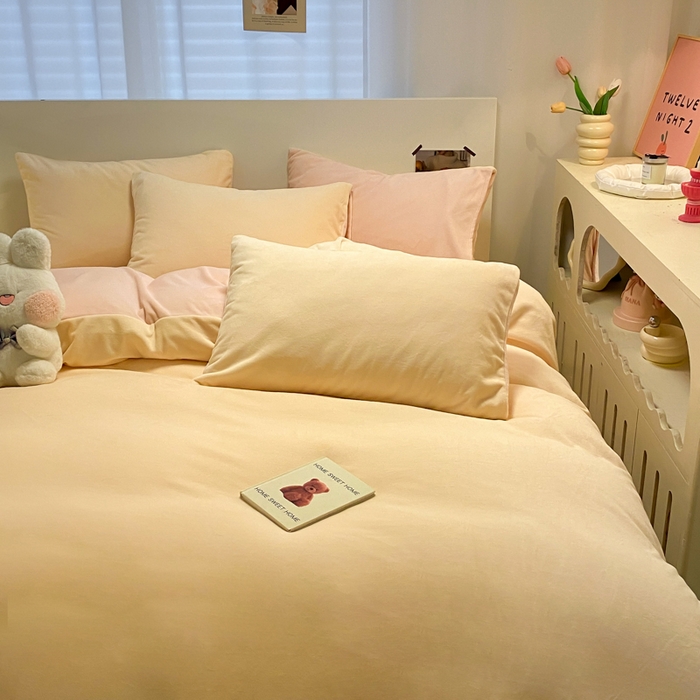 91家纺网 家纺一手货源 找家纺 顺兴家居 2025新款简约纯色双拼牛奶绒四件套（风格二） 奶昔黄+粉玉