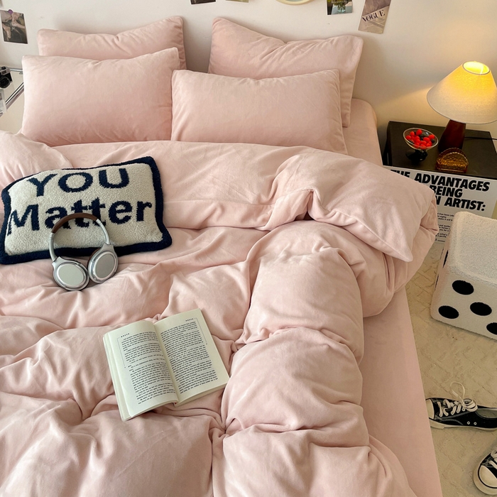 91家纺网 家纺一手货源 找家纺 顺兴家居 2025新款简约纯色双拼牛奶绒四件套（风格一） 粉玉