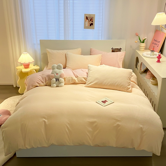 91家纺网 家纺一手货源 找家纺 顺兴家居 2025新款简约纯色双拼牛奶绒四件套（风格二） 奶昔黄+粉玉