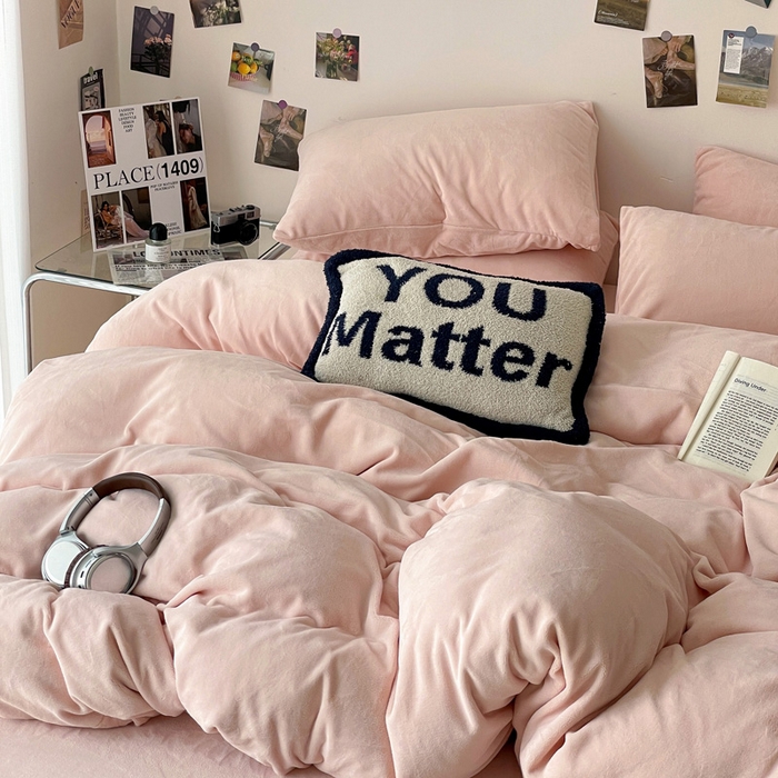 91家纺网 家纺一手货源 找家纺 顺兴家居 2025新款简约纯色双拼牛奶绒四件套（风格一） 粉玉