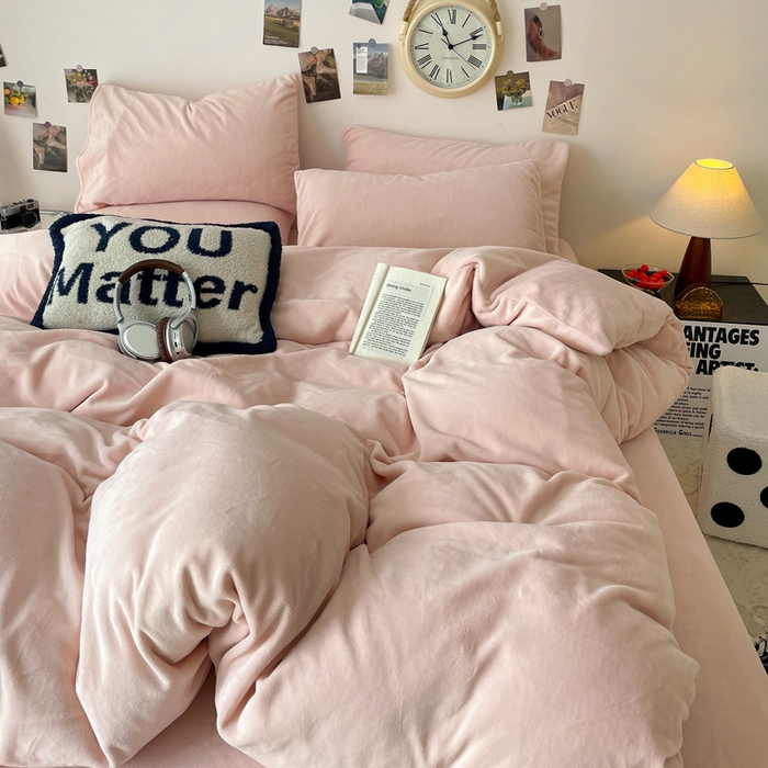 91家纺网 家纺一手货源 找家纺 顺兴家居 2025新款简约纯色双拼牛奶绒四件套（风格一） 粉玉