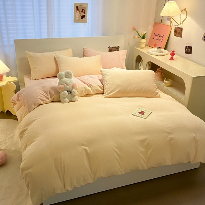 91家纺网 家纺一手货源 找家纺 顺兴家居 2025新款简约纯色双拼牛奶绒四件套（风格二） 奶昔黄+粉玉