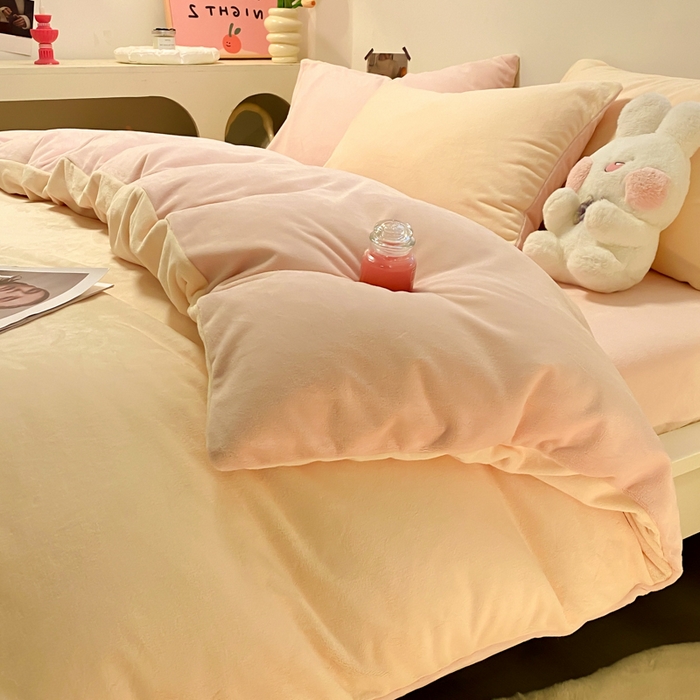 91家纺网 家纺一手货源 找家纺 顺兴家居 2025新款简约纯色双拼牛奶绒四件套（风格二） 奶昔黄+粉玉