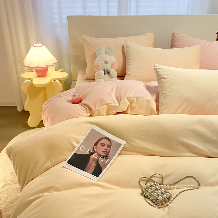 91家纺网 家纺一手货源 找家纺 顺兴家居 2025新款简约纯色双拼牛奶绒四件套（风格二） 奶昔黄+粉玉