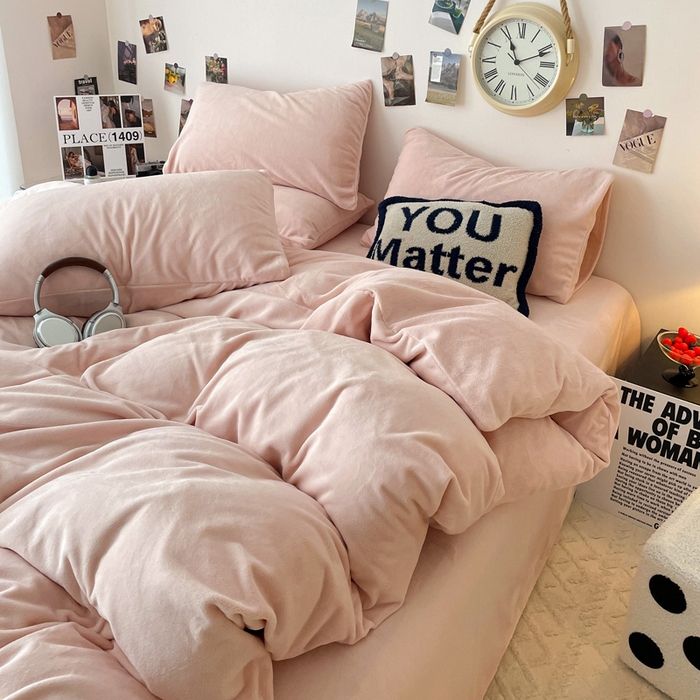 91家纺网 家纺一手货源 找家纺 顺兴家居 2025新款简约纯色双拼牛奶绒四件套（风格一） 粉玉